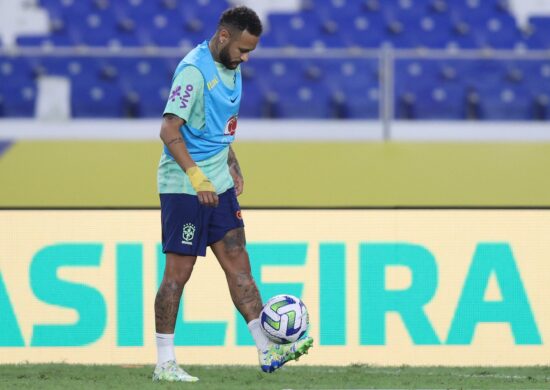 Neymar assusta equipe ao cair durante treino da Seleção - Foto: Reprodução/ Vitor Silva/CBF