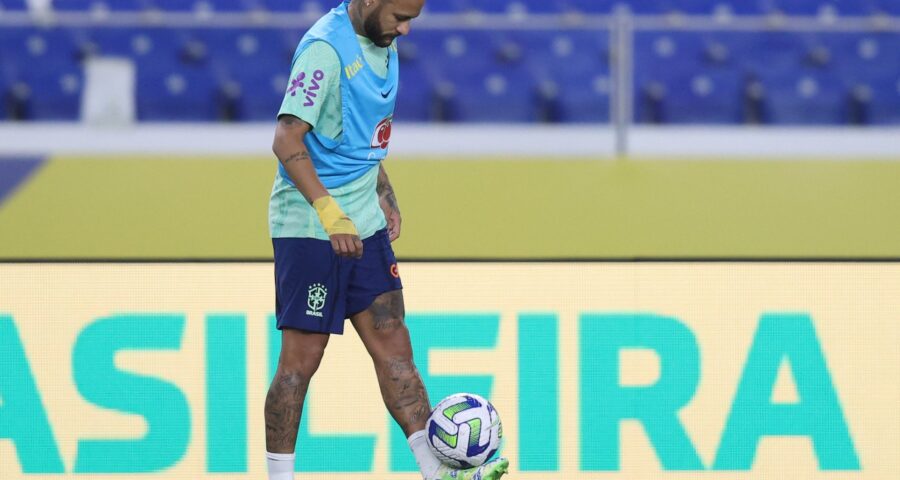 Neymar assusta equipe ao cair durante treino da Seleção - Foto: Reprodução/ Vitor Silva/CBF