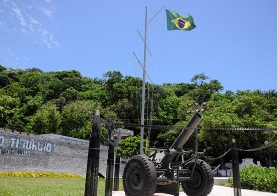 Nikolas Ferreira faz chá revelação em área de tortura na ditadura