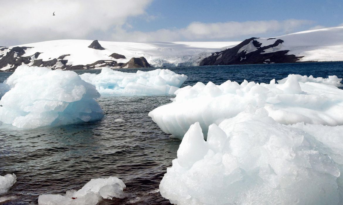 Nível de gelo marinho na Antártida registra baixa histórica