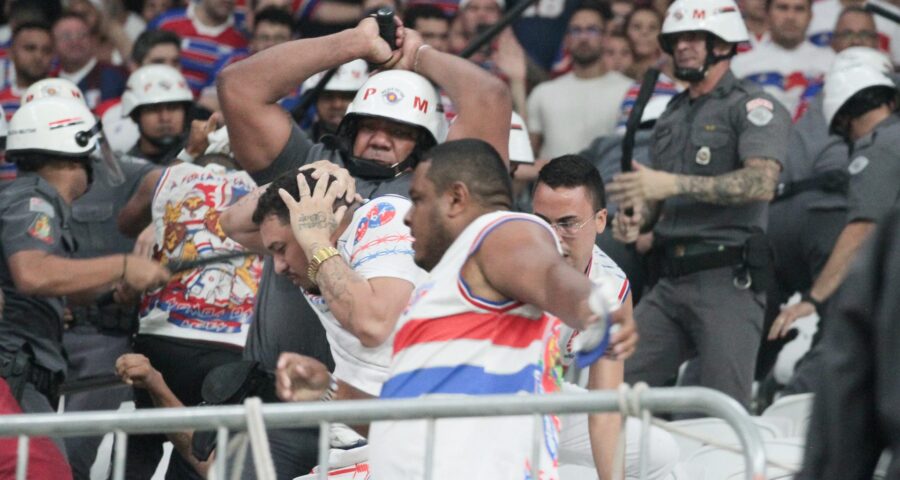 Policiais militares intervêm em briga entre organizadas do Fortaleza na partida de ida entre Corinthians e Fortaleza válida pelas semifinais da Copa Sul-Americana de 2023, na Neo Química Arena - Foto: Peter Leone/O Fotográfico/Estadão Conteúdo