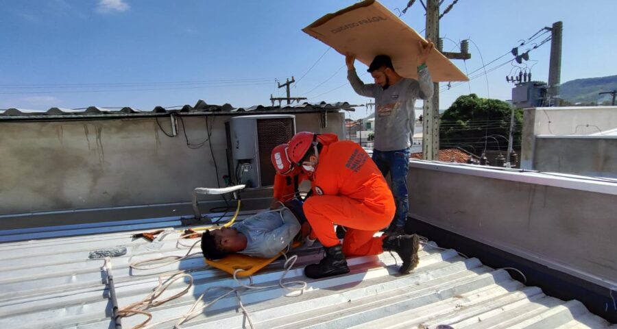 O pintor foi resgatado pelos bombeiros e encaminhado para o Hospital Regional de Paraíso