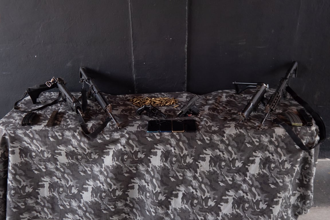 Armas de fogo e munições apreendidos de 'piratas' em Barcelos- Foto: Divulgação/PMAM