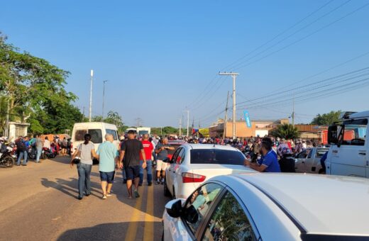 Protesto de moradores rurais interdita estrada AC-40 em Rio Branco-AC