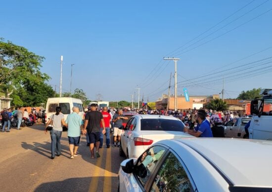 Protesto de moradores rurais interdita estrada AC-40 em Rio Branco-AC