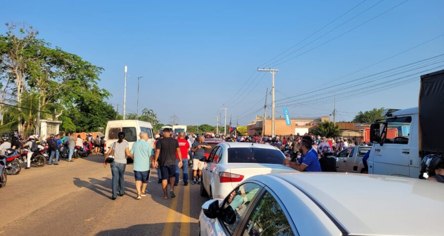 Protesto de moradores rurais interdita estrada AC-40 em Rio Branco-AC