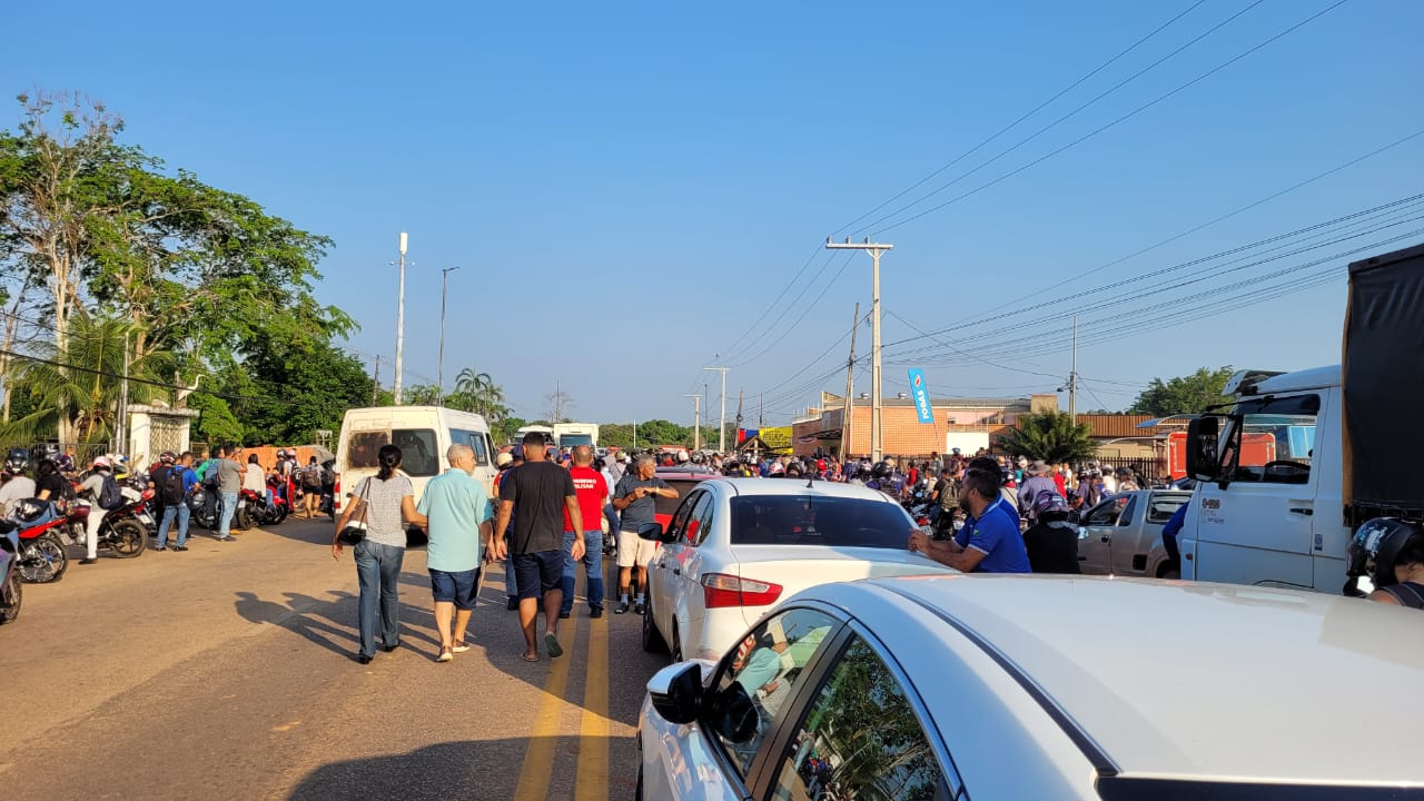 Protesto de moradores rurais interdita estrada AC-40 em Rio Branco-AC