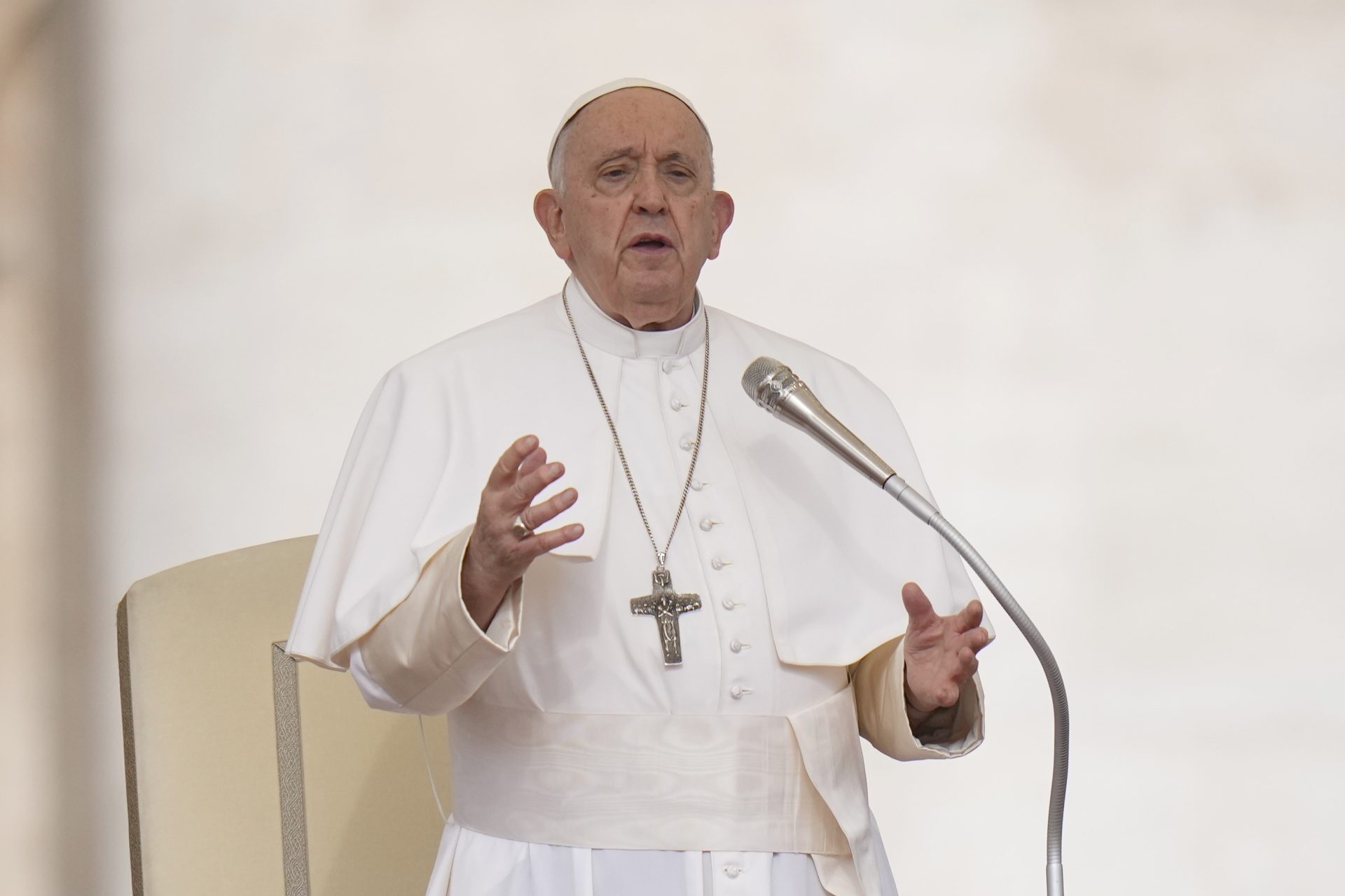 Papa Francisco afirma que ajudar imigrantes no mar é um dever da humanidade