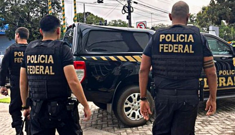 A operação Emergência 192 foi deflagrada pela Polícia Federal (PF) nesta quinta-feira (28), visando combater crimes, desvios de recursos públicos e fraude à licitação em contratos firmado pela Prefeitura do Município de Rio Preto da Eva, a 58 km de Manaus.