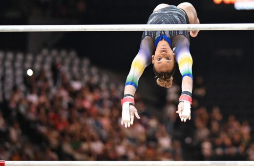 Rebeca Andrade durante competição em Paris - Foto: Confederação Brasileira de Ginástica (CGB)