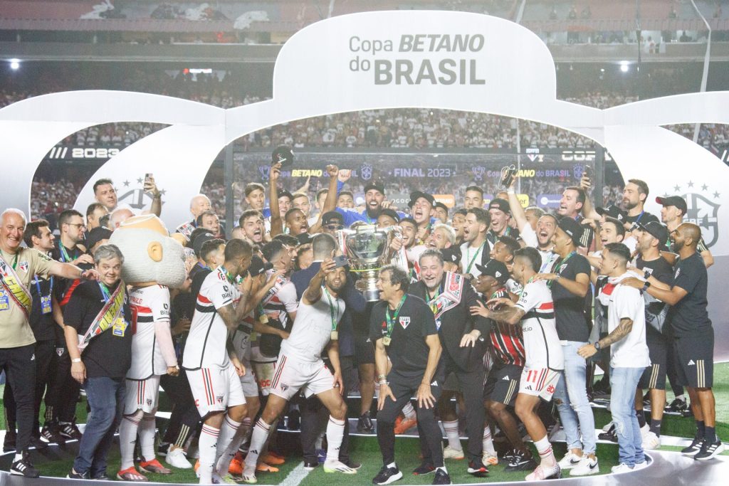 São Paulo comemoram a conquista do título inédito da Copa do Brasil após a partida contra o Flamengo - Foto: Peter Leone/O Fotográfico/Estadão Conteúdo