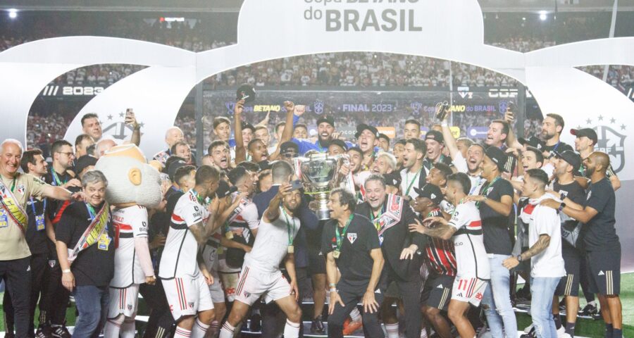 São Paulo comemoram a conquista do título inédito da Copa do Brasil após a partida contra o Flamengo - Foto: Peter Leone/O Fotográfico/Estadão Conteúdo