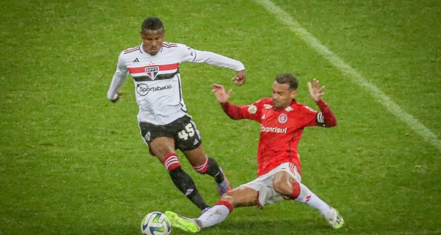 Partida entre Internacional x São Paulo, valida pela 23ª rodada do Campeonato Brasileiro 2023, realizada no estádio Beira-Rio, em Porto Alegre/RS, na noite desta quarta (13) - Foto: Vinicius Rosa/Agência O Dia/Estadão Conteúdo