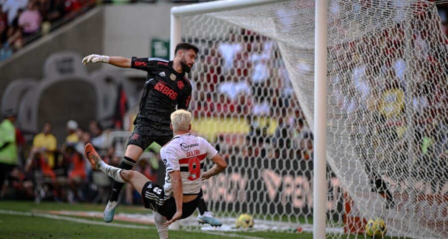 Atacante Jonathan Calleri, do São Paulo, marca gol na primeira partida contra o Flamengo e pela final da Copa do Brasil 2023, no Estádio do Maracanã - Foto: Alexandre Neto/Photopress/Estadão Conteúdo