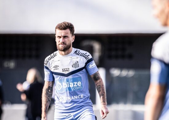 Técnico Diego Aguirre treina com a equipe do Santos no estádio Vila Belmiro - Foto: Reprodução/ X @SantosFC