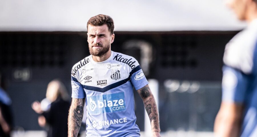 Técnico Diego Aguirre treina com a equipe do Santos no estádio Vila Belmiro - Foto: Reprodução/ X @SantosFC