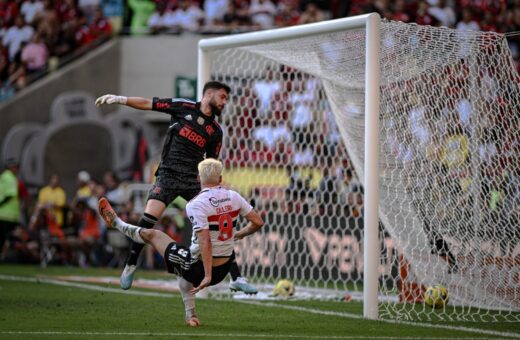 Atacante Jonathan Calleri, do São Paulo, marca gol na primeira partida contra o Flamengo e pela final da Copa do Brasil 2023, no Estádio do Maracanã - Foto: Alexandre Neto/Photopress/Estadão Conteúdo