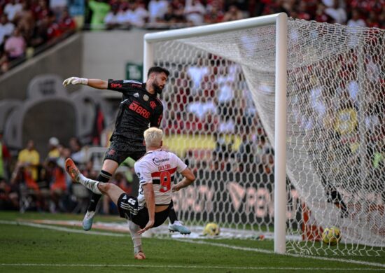 Atacante Jonathan Calleri, do São Paulo, marca gol na primeira partida contra o Flamengo e pela final da Copa do Brasil 2023, no Estádio do Maracanã - Foto: Alexandre Neto/Photopress/Estadão Conteúdo