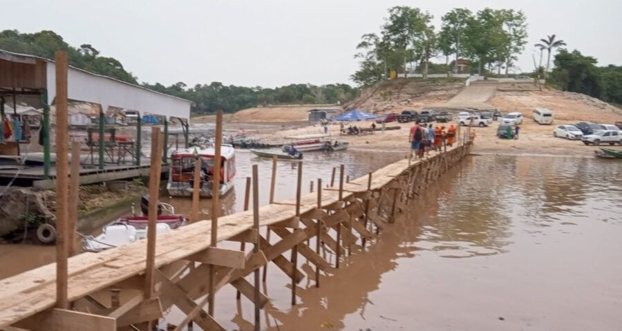 Seca no AM ponte de 150 metros é construída na Marina do Davi em Manaus