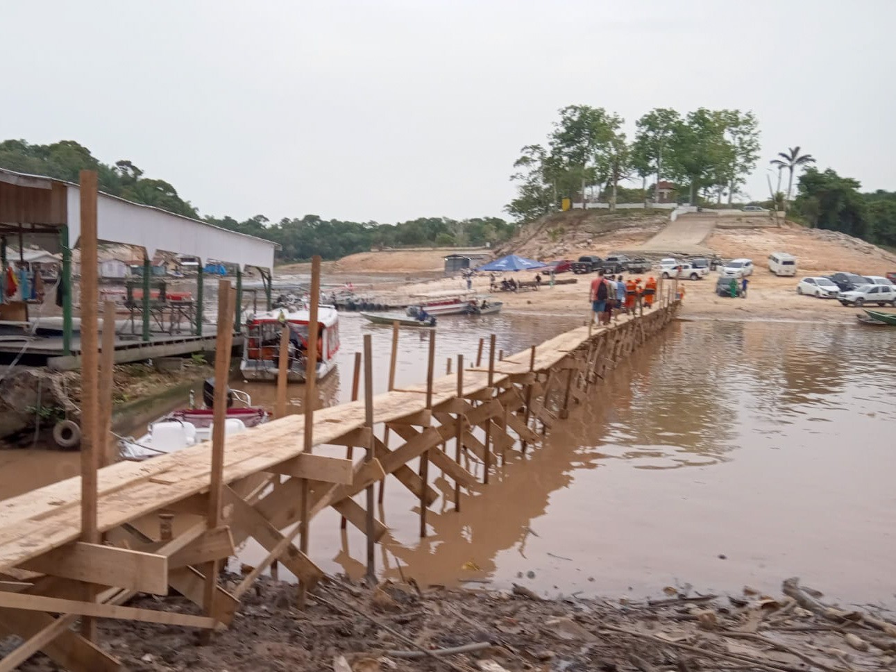 Seca no AM ponte de 150 metros é construída na Marina do Davi em Manaus