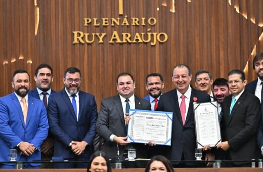 Senador Omar Aziz recebe título de cidadão amazonense durante sessão da Aleam