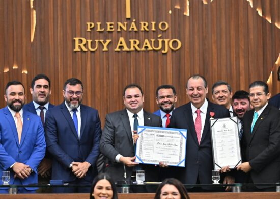 Senador Omar Aziz recebe título de cidadão amazonense durante sessão da Aleam