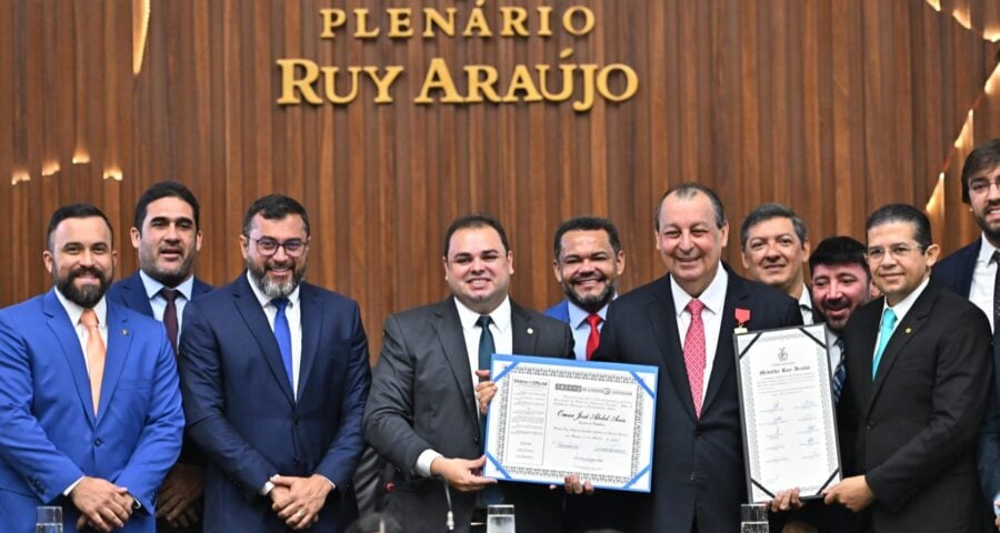 Senador Omar Aziz recebe título de cidadão amazonense durante sessão da Aleam