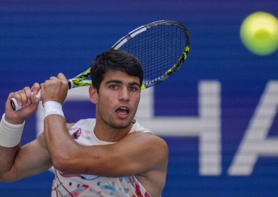 O tenista Carlos Alcaraz, da Espanha, enfrenta Daniel Evans, do Reino Unido, durante a terceira rodada do individual masculino do Campeonato Aberto de Tênis dos Estados Unidos - Foto: Manu Fernandez/Associated Press/Estadão Conteúdo