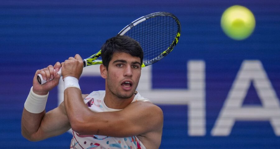 O tenista Carlos Alcaraz, da Espanha, enfrenta Daniel Evans, do Reino Unido, durante a terceira rodada do individual masculino do Campeonato Aberto de Tênis dos Estados Unidos - Foto: Manu Fernandez/Associated Press/Estadão Conteúdo