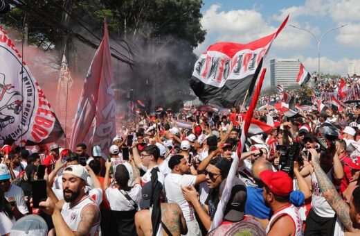 Torcida do São Paulo vai até o CT para mostrar apoio o time, que joga contra o Flamengo neste domingo (17), pela final da Copa do Brasil - Foto: Reprodução/ X @SaoPauloFC