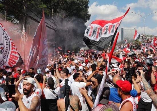 Torcida do São Paulo vai até o CT para mostrar apoio o time, que joga contra o Flamengo neste domingo (17), pela final da Copa do Brasil - Foto: Reprodução/ X @SaoPauloFC