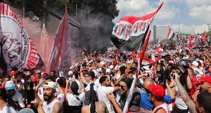 Torcida do São Paulo vai até o CT para mostrar apoio o time, que joga contra o Flamengo neste domingo (17), pela final da Copa do Brasil - Foto: Reprodução/ X @SaoPauloFC