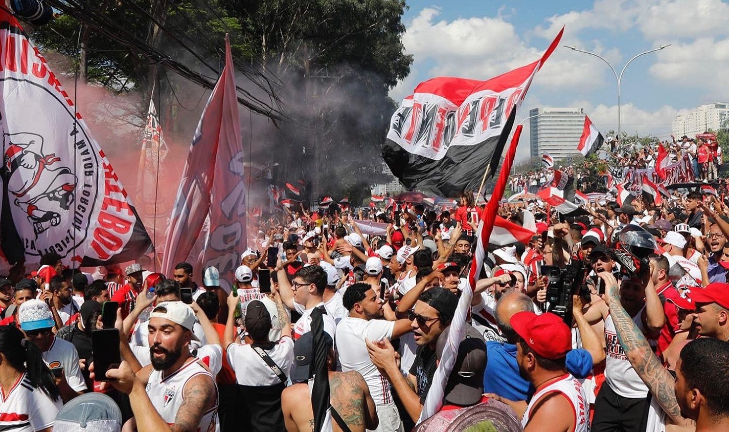 Torcida do São Paulo vai até o CT para mostrar apoio o time, que joga contra o Flamengo neste domingo (17), pela final da Copa do Brasil - Foto: Reprodução/ X @SaoPauloFC
