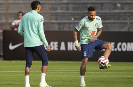 O jogador Neymar (à direita) ao lado de Rapinha durante o treino da Seleção Brasileira em Lima, no Peru, neste domingo, 10 de setembro de 2023 - Foto: Guadalupe Pardo/Associated Press/Estadão Conteúdo