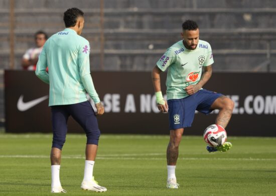 O jogador Neymar (à direita) ao lado de Rapinha durante o treino da Seleção Brasileira em Lima, no Peru, neste domingo, 10 de setembro de 2023 - Foto: Guadalupe Pardo/Associated Press/Estadão Conteúdo