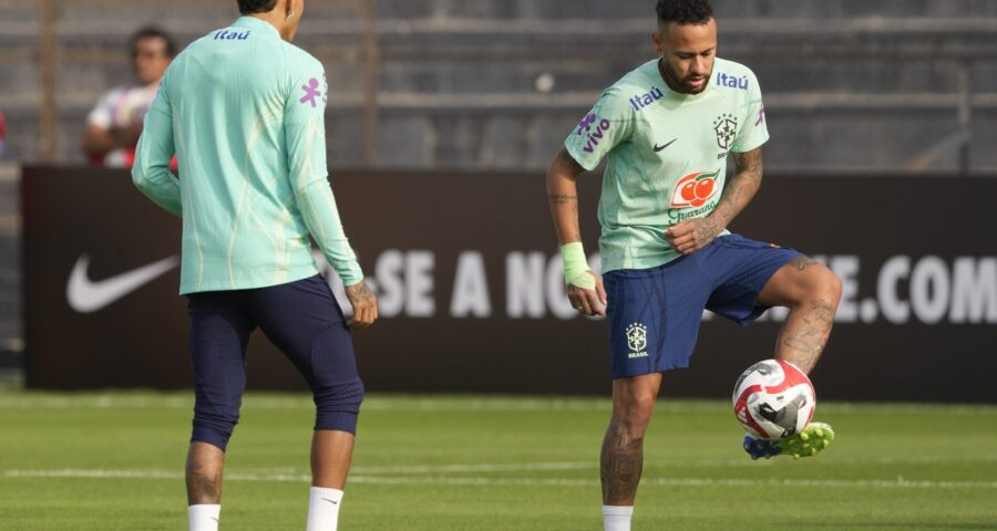 O jogador Neymar (à direita) ao lado de Rapinha durante o treino da Seleção Brasileira em Lima, no Peru, neste domingo, 10 de setembro de 2023 - Foto: Guadalupe Pardo/Associated Press/Estadão Conteúdo