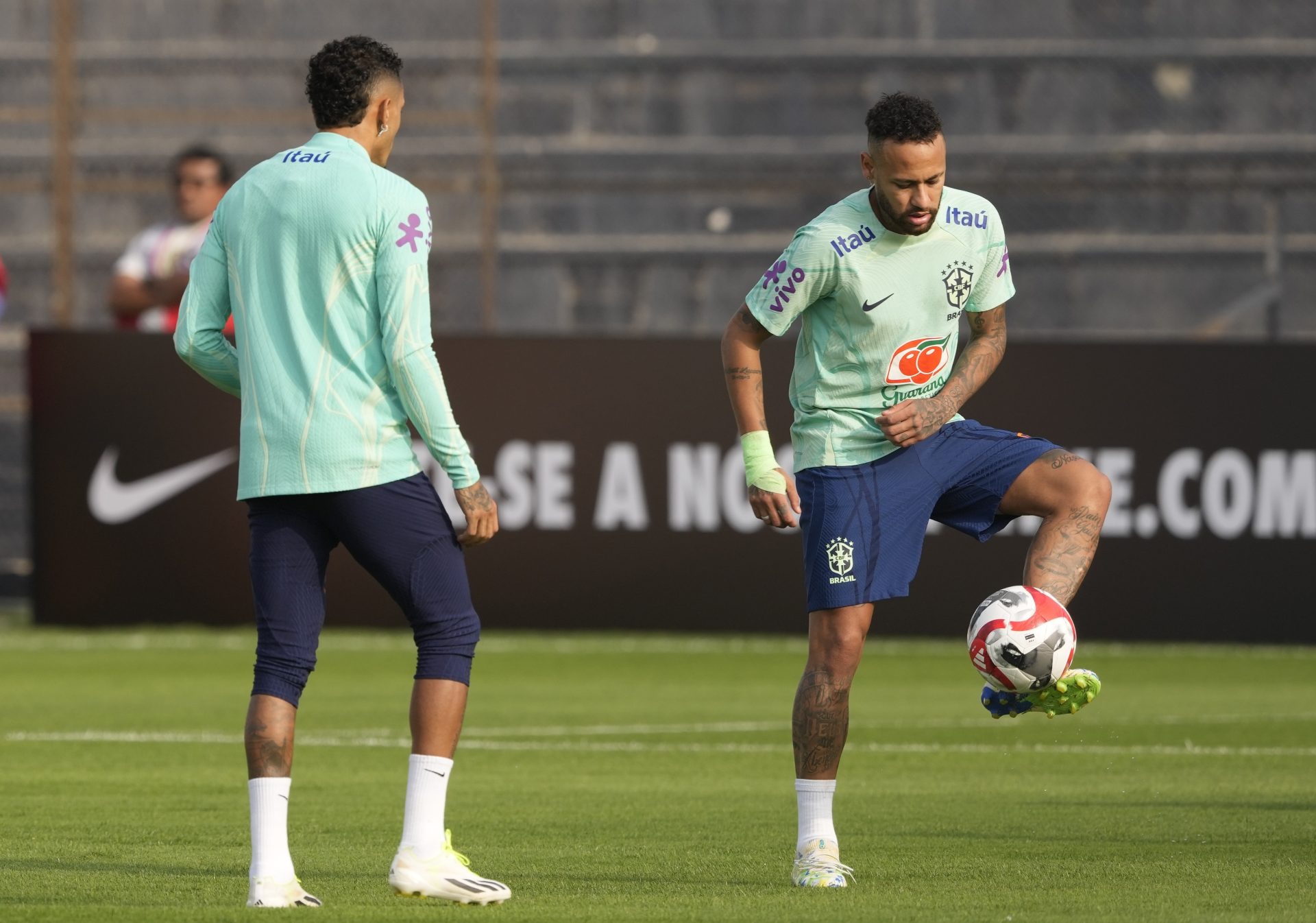 O jogador Neymar (à direita) ao lado de Rapinha durante o treino da Seleção Brasileira em Lima, no Peru, neste domingo, 10 de setembro de 2023 - Foto: Guadalupe Pardo/Associated Press/Estadão Conteúdo