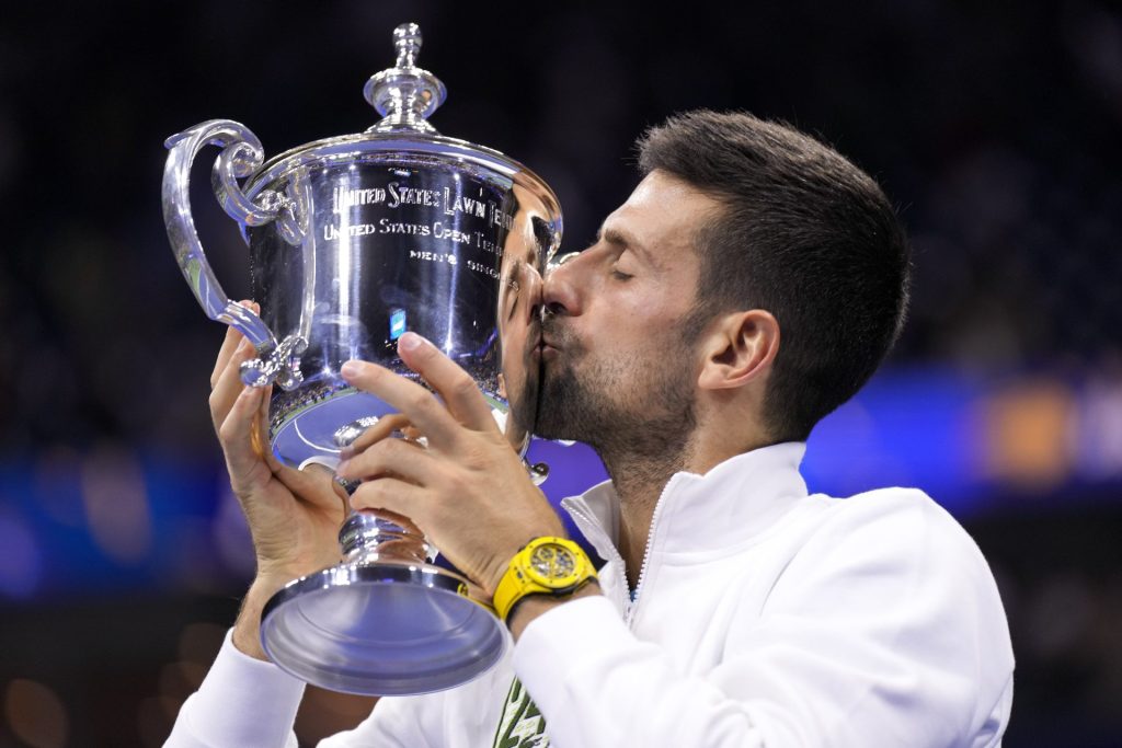O tenista sérvio Novak Djokovic comemora ao conquistar pela quarta vez o título do US Open após derrotar o russo Daniil Medvedev, em Nova York, neste domingo, 10 - Foto: Manu Fernandez/Associated Press/Estadão Conteúdo