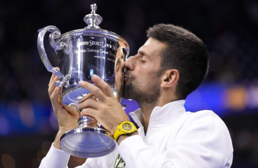 O tenista sérvio Novak Djokovic comemora ao conquistar pela quarta vez o título do US Open após derrotar o russo Daniil Medvedev, em Nova York, neste domingo, 10 - Foto: Manu Fernandez/Associated Press/Estadão Conteúdo