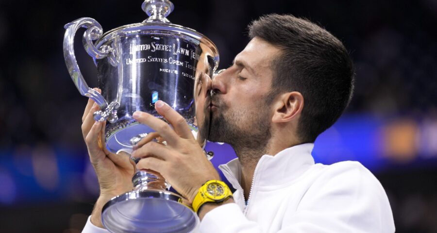 O tenista sérvio Novak Djokovic comemora ao conquistar pela quarta vez o título do US Open após derrotar o russo Daniil Medvedev, em Nova York, neste domingo, 10 - Foto: Manu Fernandez/Associated Press/Estadão Conteúdo