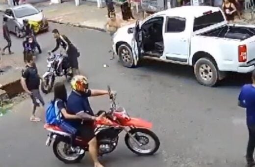 VÍDEO carro atinge moto com três pessoas e criança cai em bueiro em Manaus