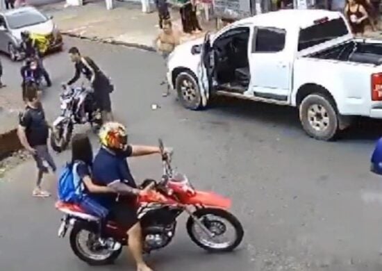 VÍDEO carro atinge moto com três pessoas e criança cai em bueiro em Manaus