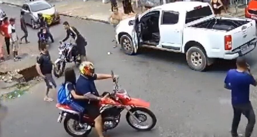 VÍDEO carro atinge moto com três pessoas e criança cai em bueiro em Manaus