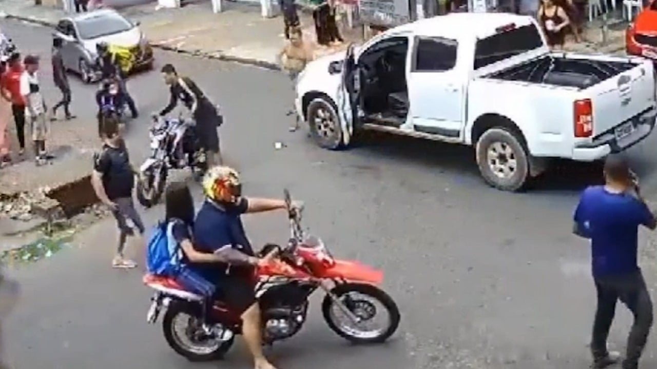 VÍDEO carro atinge moto com três pessoas e criança cai em bueiro em Manaus