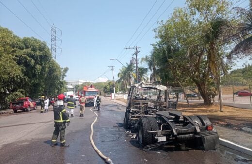 As chamas foram controladas pelo Corpo de Bombeiros