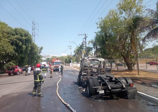 As chamas foram controladas pelo Corpo de Bombeiros