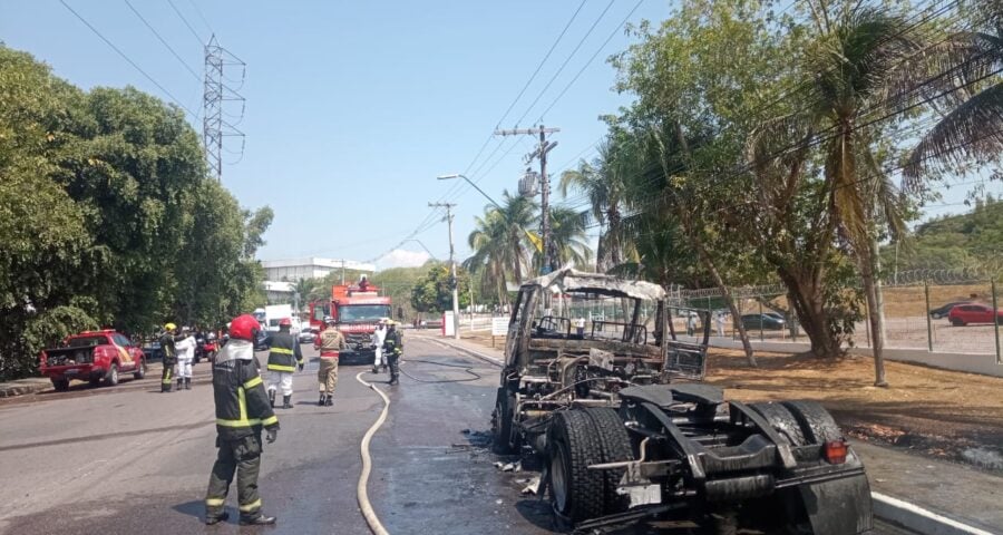 As chamas foram controladas pelo Corpo de Bombeiros