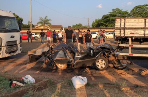 Carro é esmagado por dois caminhões homem morre e duas pessoas ficam feridas no TO