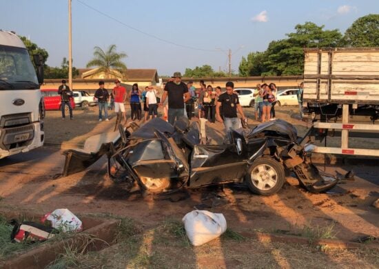 Carro é esmagado por dois caminhões homem morre e duas pessoas ficam feridas no TO