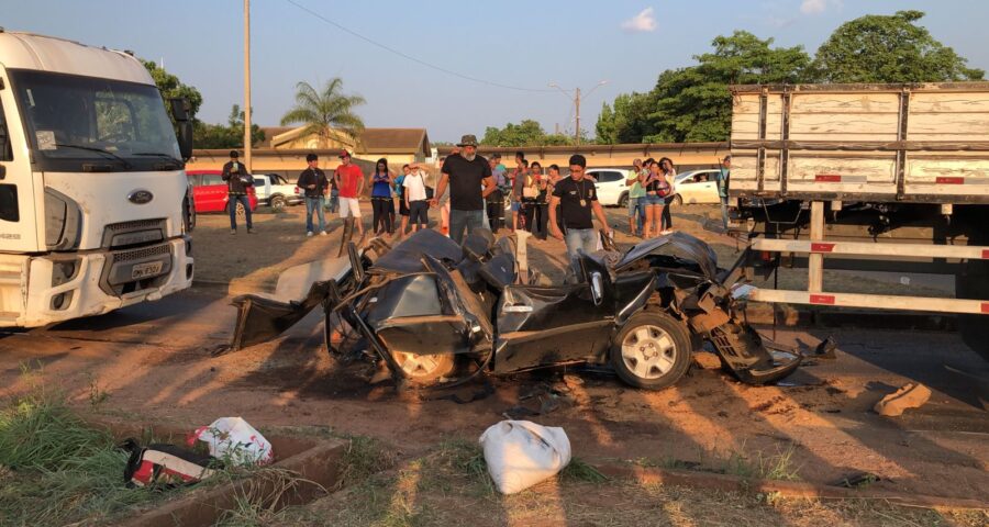 Carro é esmagado por dois caminhões homem morre e duas pessoas ficam feridas no TO